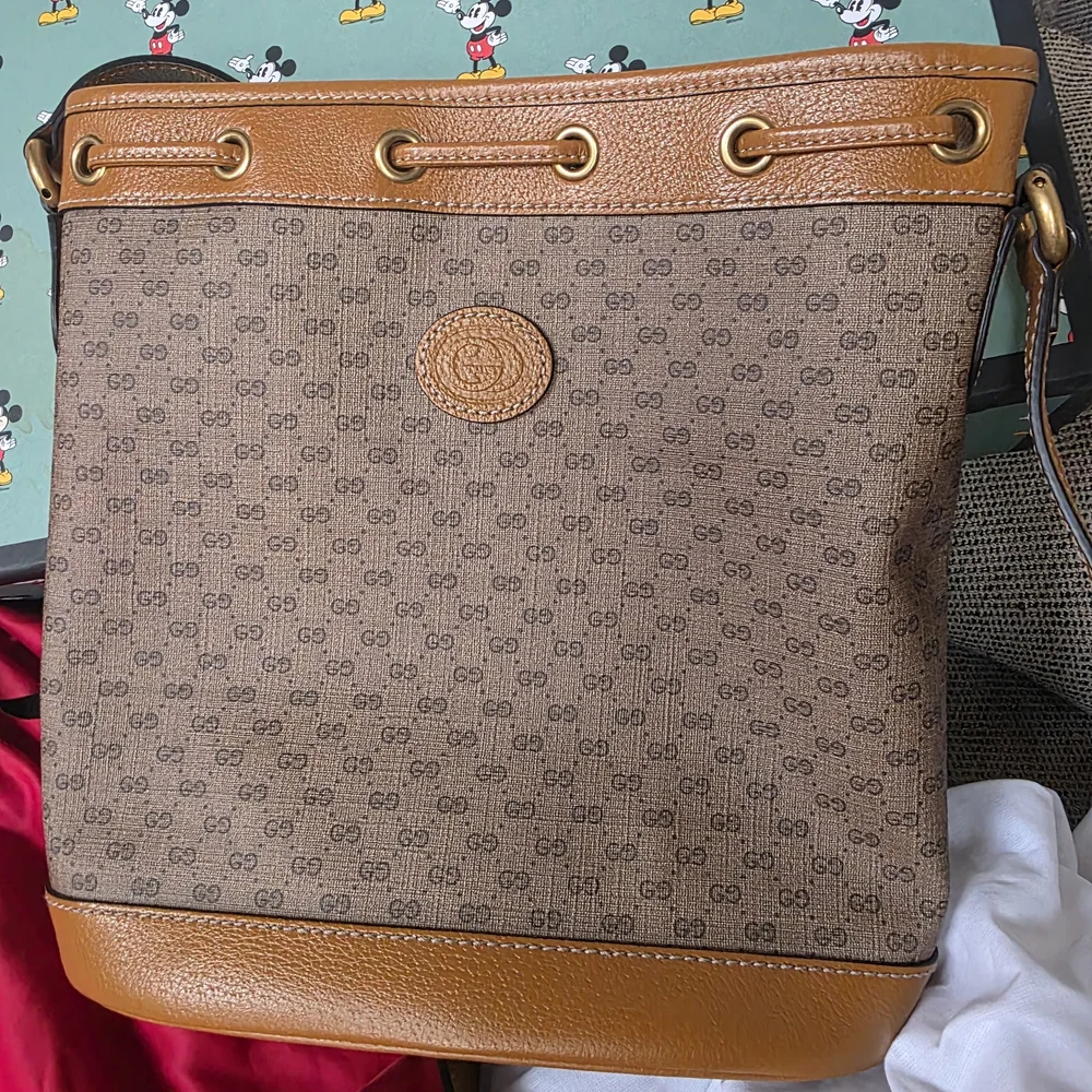 Disney x Gucci Mickey Mouse Bucket Bag - Picture 3 of 5